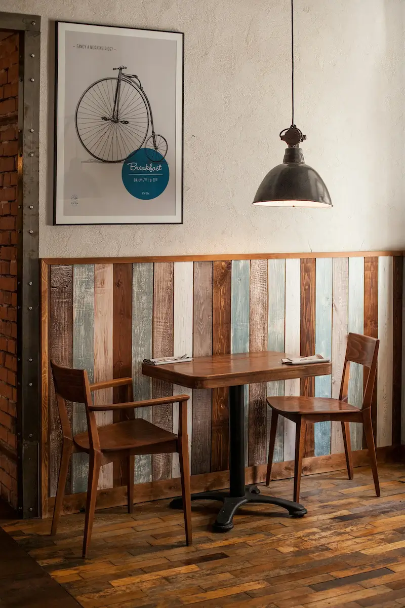 Table et Chaises de restaurant en noyer