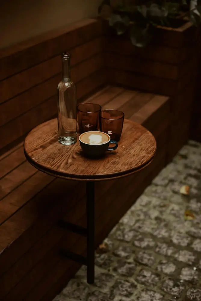 Table de bar avec une banquette en bois.
