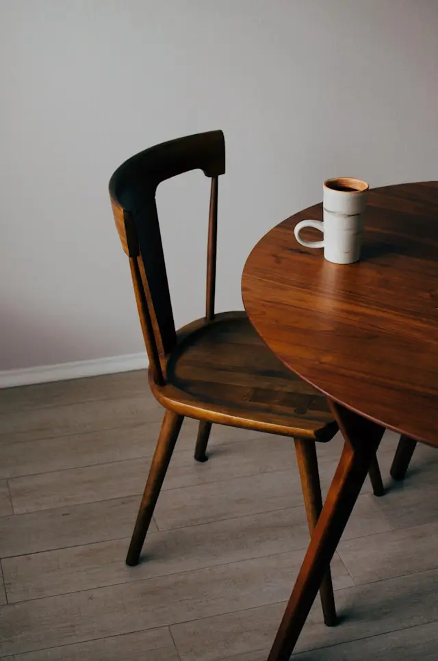 Chaise et table en bois foncé.