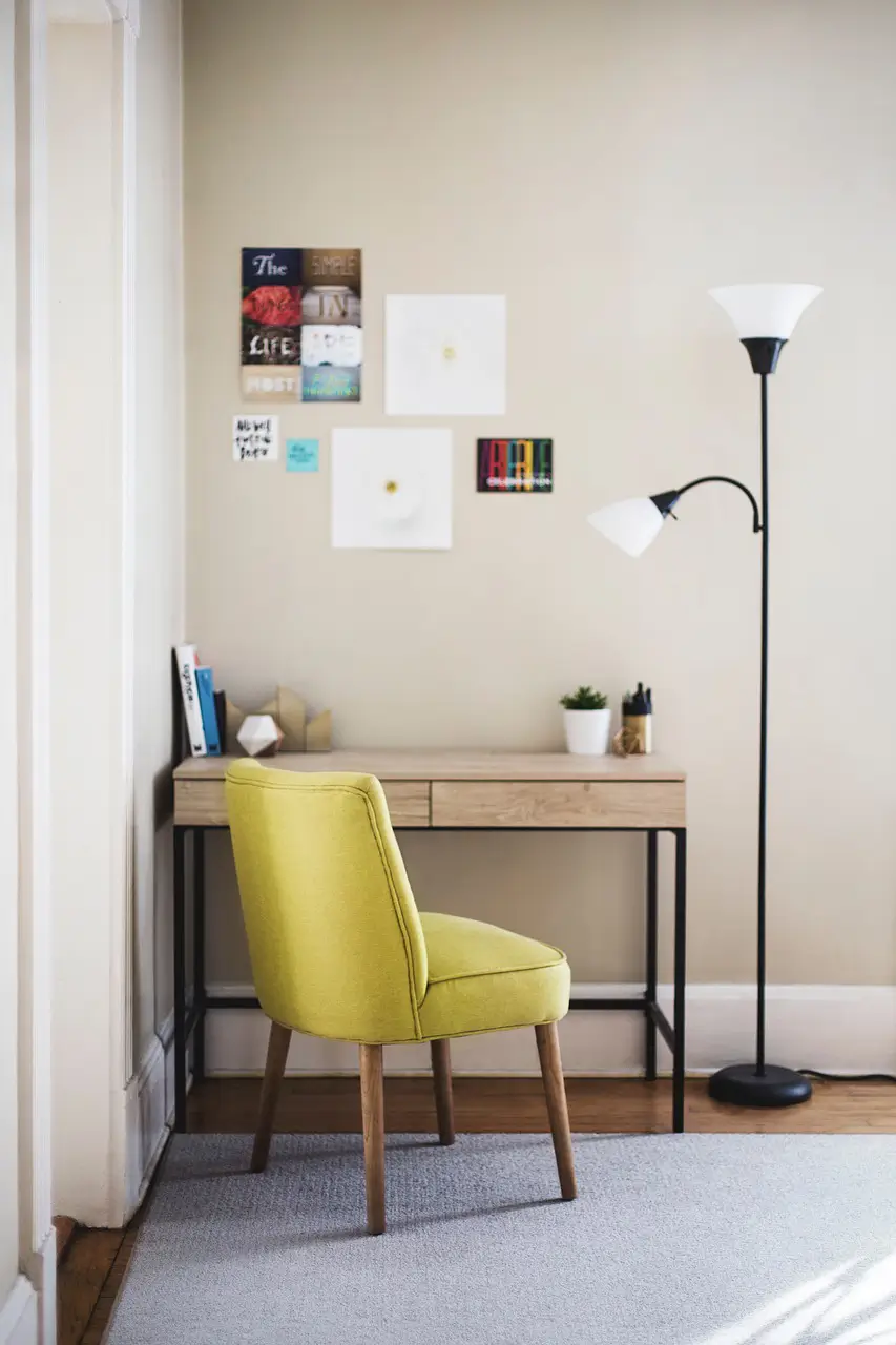 Console avec chaise moderne.